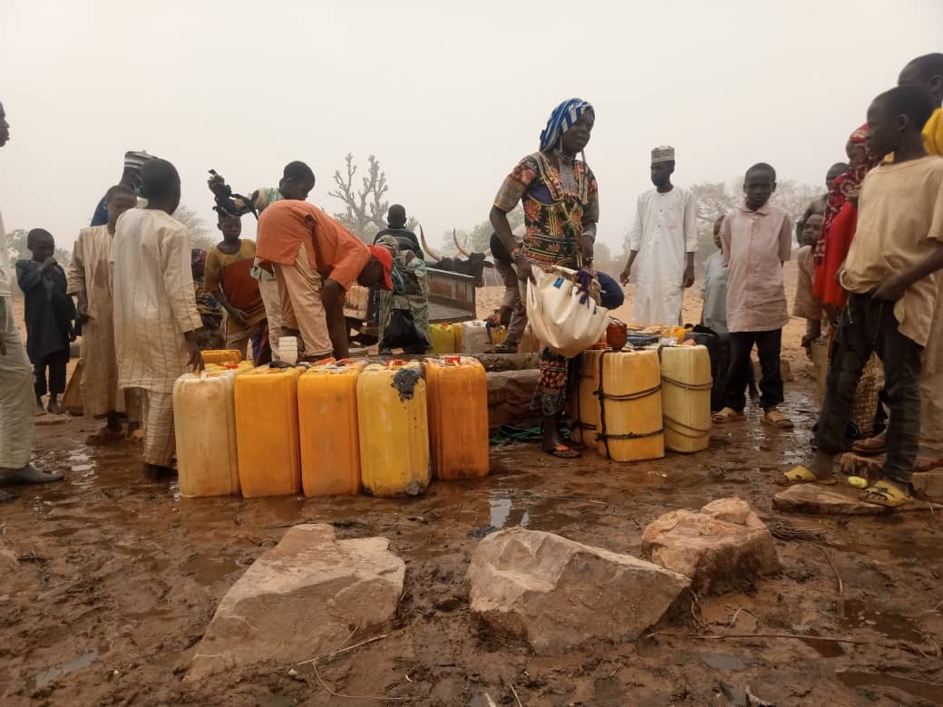 The people fetching water