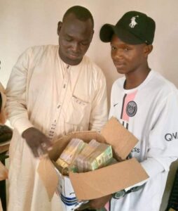 Auwalu Salisu Nababa handing over the cash to the owner